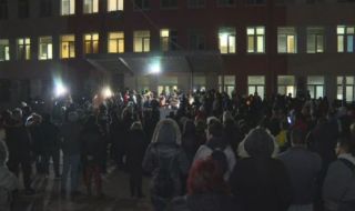 Стотици се събраха на протест във Враца след смъртта на жената в Спешното
