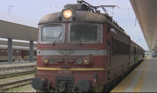 Локомотив удари вагони с пътници в Мездра