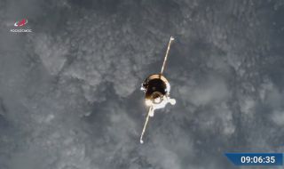 Руски товарен кораб се скачи с Международната космическа станция