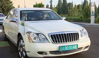 Туркменистанският президент продава 25 бронирани лимузини