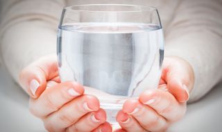 Недостатъчният прием на вода причинява преждевременно остаряване
