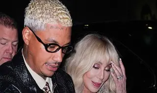 Шер отиде като блондинка на парти в компанията на младия си годеник