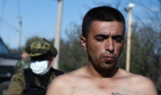 Бежанци зашиха устите си в знак на протест