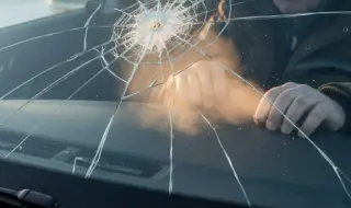 Защо предното стъкло на колата може да „сдаде багажа“ точно през януари?