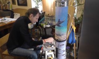 Българин рисува по фрагменти от ракети и снаряди в Украйна (ВИДЕО)