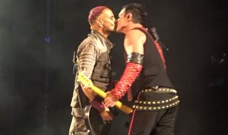 Скандал! Китаристите на Rammstein се целунаха в Москва (ВИДЕО)