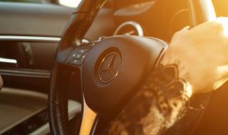 Жена зад волана обърка педалите и ... (ВИДЕО)