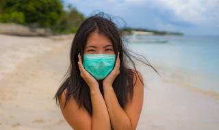 Окончателно: Можем ли да се заразим с COVID-19 в морето?