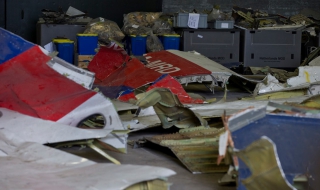 Отломки от ракета около катастрофиралия Boeing от полет MH17