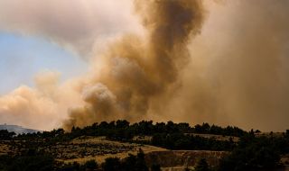 Пожар в гръцката част на Родопите навлезе в България