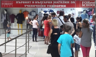 Търговци бавят ученически униформи