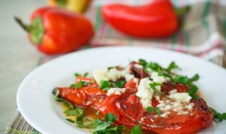 Рецепта за вечеря: Печени чушки с доматен сос