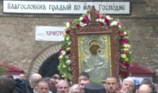 Стотици миряни носиха чудотворната икона на Света Богородица