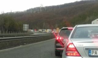 Турски гастарбайтери са превърнали бензиностанции по "Тракия" в сметища