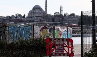 За четвърта поредна седмица в сила влезе забрана за излизане от домовете в 31 големи града в Турция