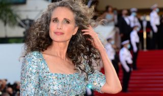 Анди Макдауъл показа блестящи сиви коси на червения килим в Кан (СНИМКИ)