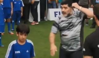 Дете ритна Марадона - той му потърси сметка (ВИДЕО)