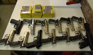 Задържаха 12 газови пистолета и патрони