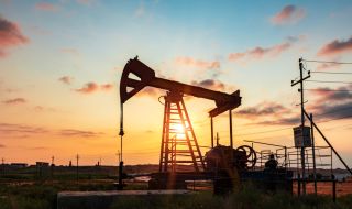 Цените на петрола тръгнаха полека надолу