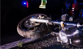 16-годишен мотоциклетист катастрофира посред нощ, борят се за живота му