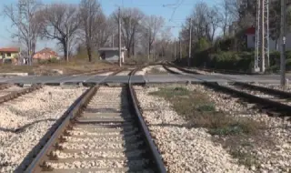 Fast train hits car at railway crossing 