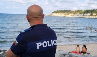 Специалисти оглеждат плажа в Царево заради съмнения за мина