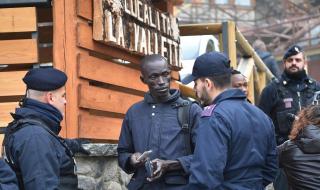 Франция евакуира стотици мигранти от лагер