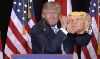 Тръмп позира с маска на самия себе си (видео)