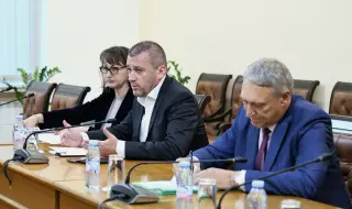 Транспортният министър обсъди с таксиметровите организации и автошколите общи решения за сектора