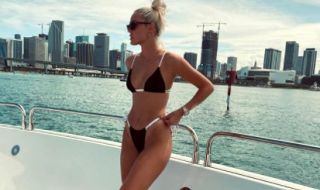 Бивша тенисистка показа изваяното си тяло на богиня от яхта