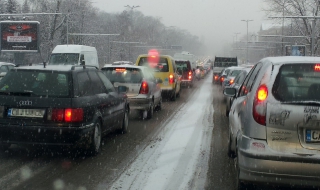 Внимание: Крадат коли с включен двигател