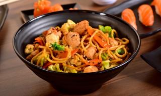 Рецепта за вечеря: Пилешки късчета с хрупкави зеленчуци и спагети