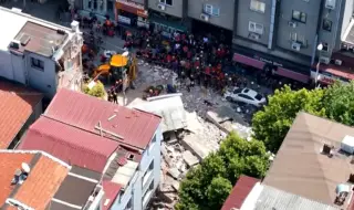 Триетажна сграда се срути в Истанбул (ВИДЕО)