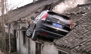 Автомобил "кацна" на покрив в Китай