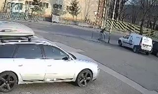 Билборд едва не уби дете в Благоевград