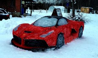 Двойка си направи Ferrari LaFerrari… от сняг