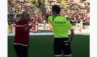 Треньор получи червен картон за шамар на свой футболист (ВИДЕО)
