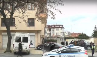 Кола се разби в сграда при тежка катастофа във Варна