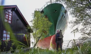 Престъпна небрежност! Гигантски контейнеровоз заседна на метри от къща в Норвегия