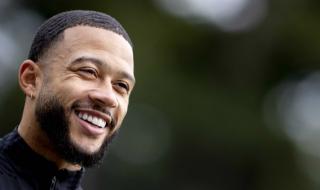 Депай намекна, че няма да ходи в Барселона