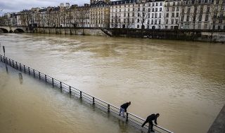 Извънредно положение! Река Сена преля в Париж