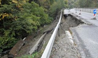 Пропадна пътят между Кладница и Рударци