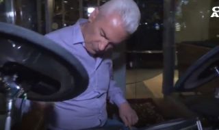 Сидеров с джем сешън на барабани на "Витошка", хвърля пари на непознати