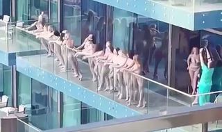 Десетки модели възмутиха с чисто гола фотосесия в Дубай (СНИМКИ)