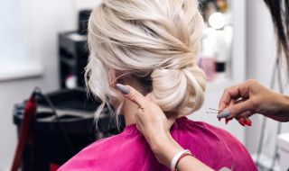 Лесна и ефектна прическа отнема секунди (ВИДЕО)