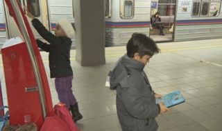 Скинари нападнаха малко момиченце в метрото в София