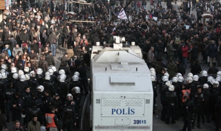 Стотици турски полицаи &quot;уволнени&quot; в Анкара