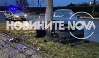 Казанлък: Кола се заби в уличен стълб