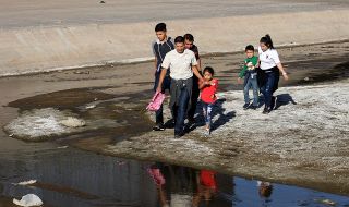 През Рио Гранде! САЩ отбелязват рекорден наплив от мигранти на границата с Мексико