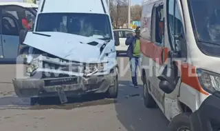 В Пловдив: Лекар е пострадал при катастрофа между линейка и микробус на кръстовище 